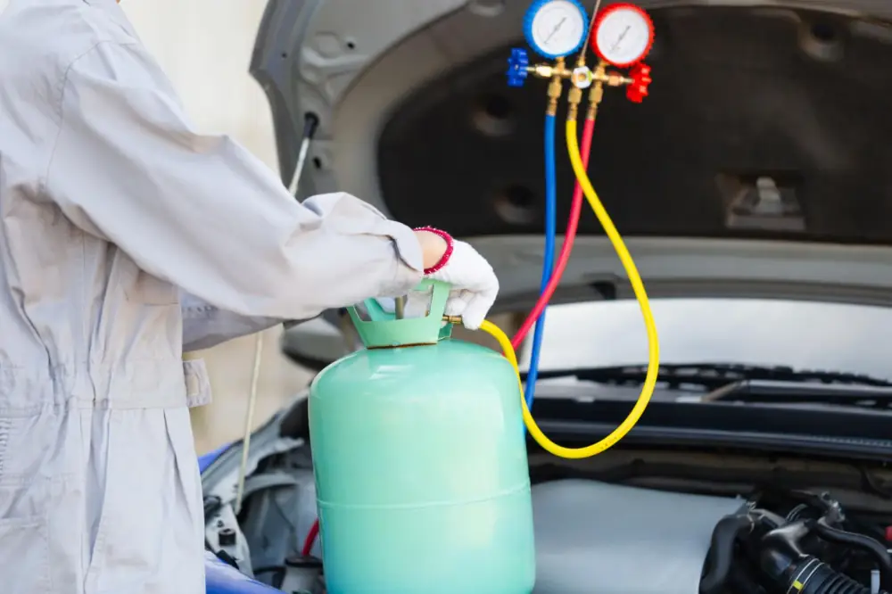 Automotive air-conditioning refrigerant charging application scenario